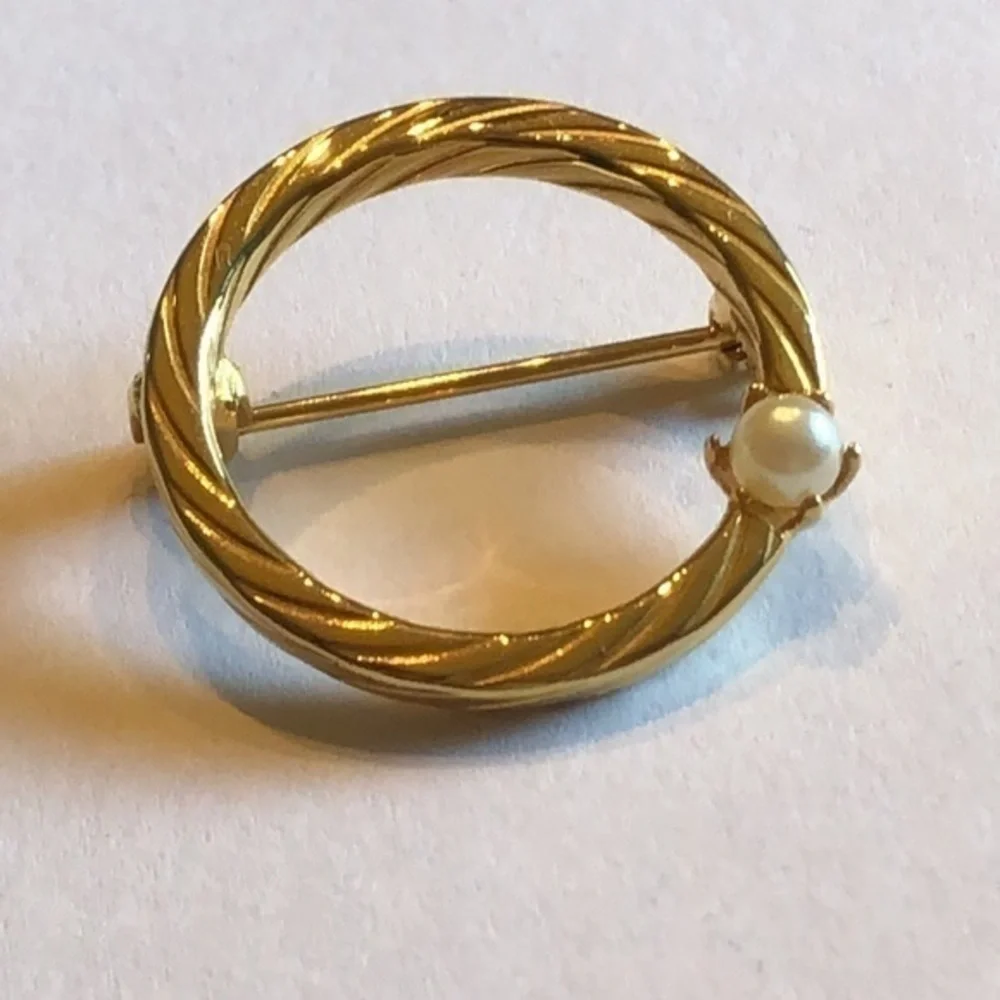 Vintage Gold Tone & Faux Pearl Round Brooch Shoulder Pin